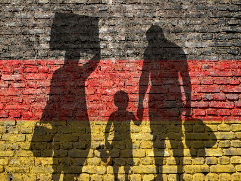 Schatten einer Familie vor einer Mauer