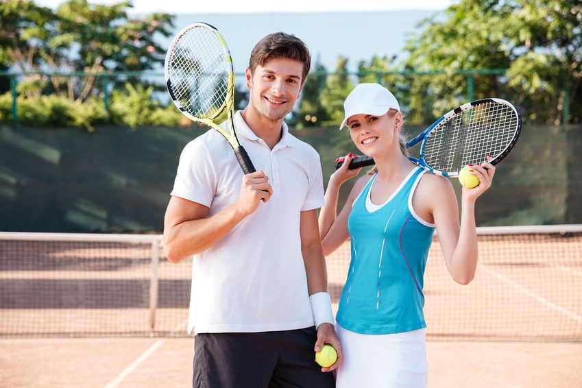 Glückliches Paar beim Tennis