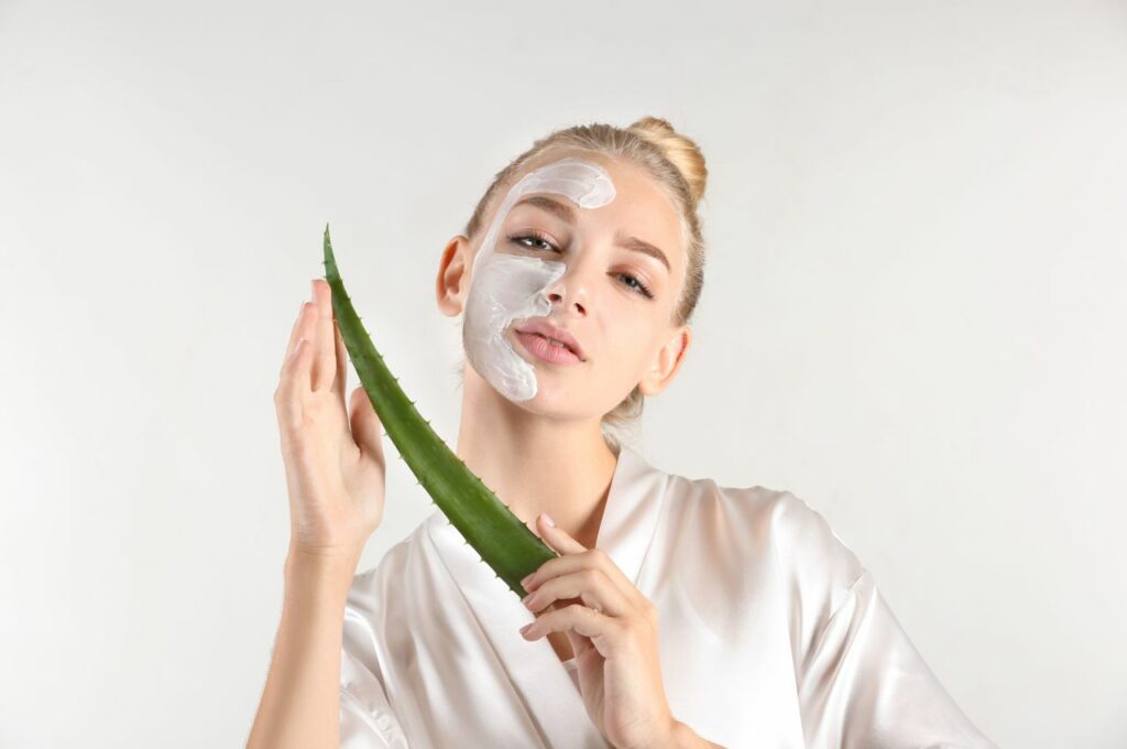 junge Frau mit Creme