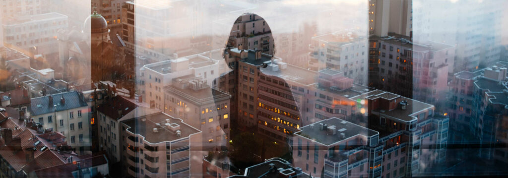 Spiegelbild einer Frau vor einer Skyline
