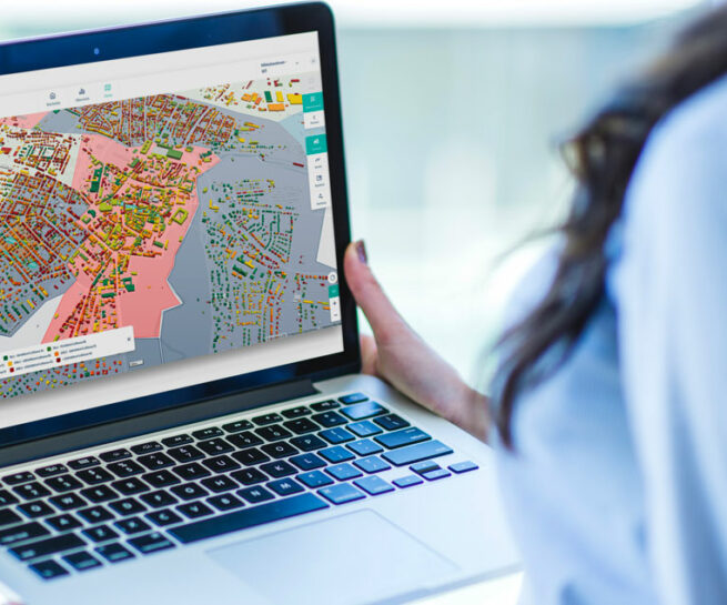 Laptop mit der Software "ENEKA.Energieplanung"